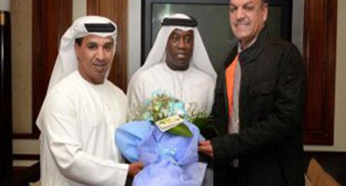 بالصورة.. عدنان حمد يصل أبو ظبى لتولى تدريب بنى ياس الاماراتى